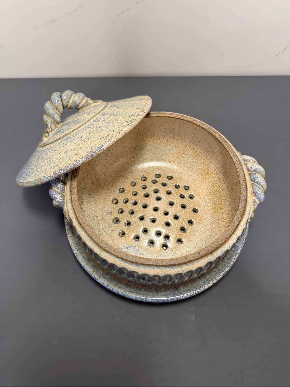 Stoneware Lidded Strainer Bowl in Speckled Beige and Blue